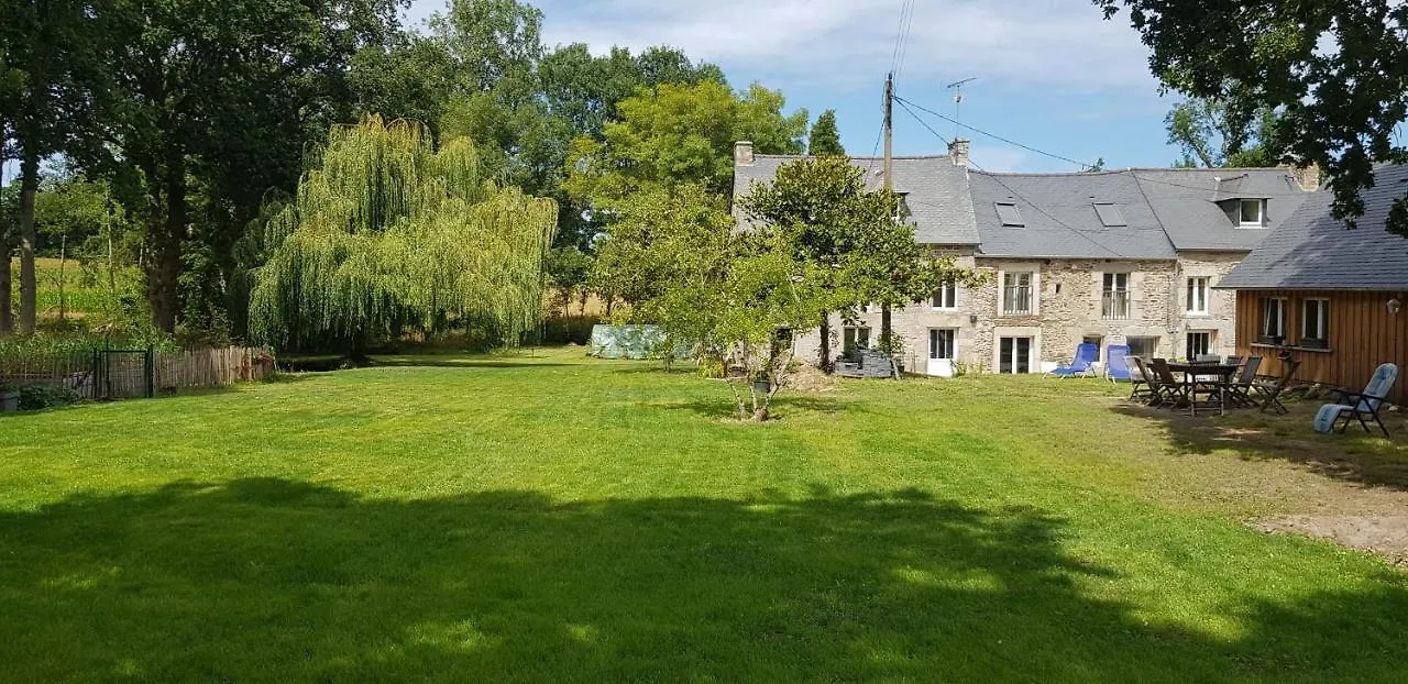 L'Eau Qui Dort - Chambres Et Tables D'Hotes Pleslin-Trigavou Bed & Breakfast