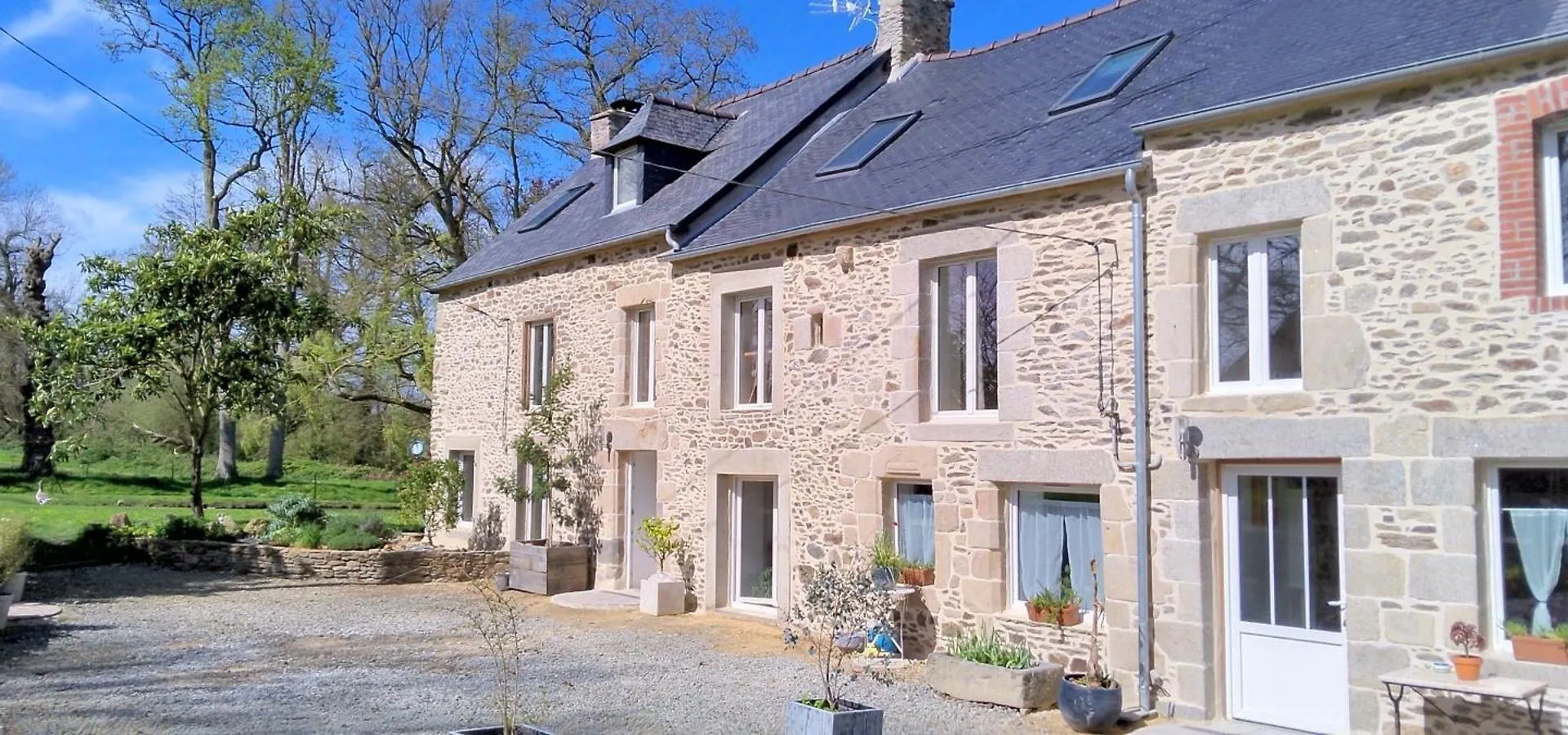 L'Eau Qui Dort - Chambres Et Tables D'Hotes Pleslin-Trigavou Bed & Breakfast